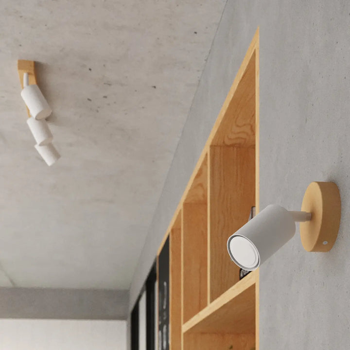 Luminaire plafonnier verdo 2 design moderne avec spot mural blanc mat cylindrique et base bois clair circulaire
