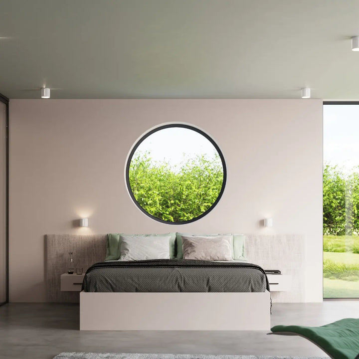 Plafonnier inez blanc avec forme géométrique circulaire en cadre noir sur mur rose pâle pour un spectacle lumineux