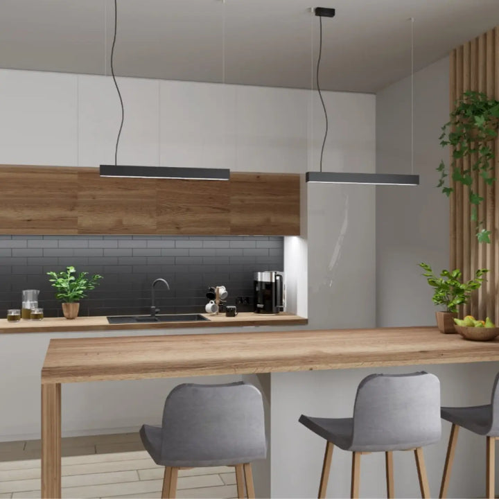 Lampe suspendue linéaire noire moderne collection pinne 118 4000k blanc au-dessus dîlot en bois paramètres d’éclairage optimal