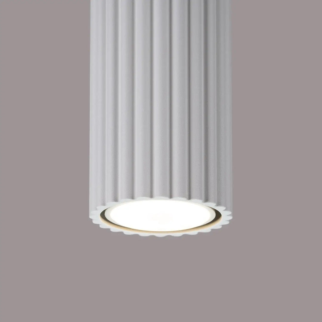 Luminaire plafonnier karbon 40 blanc avec corps cylindrique cannelé et ampoule led scallopée, intégrant ampoules gu10 interchangeables