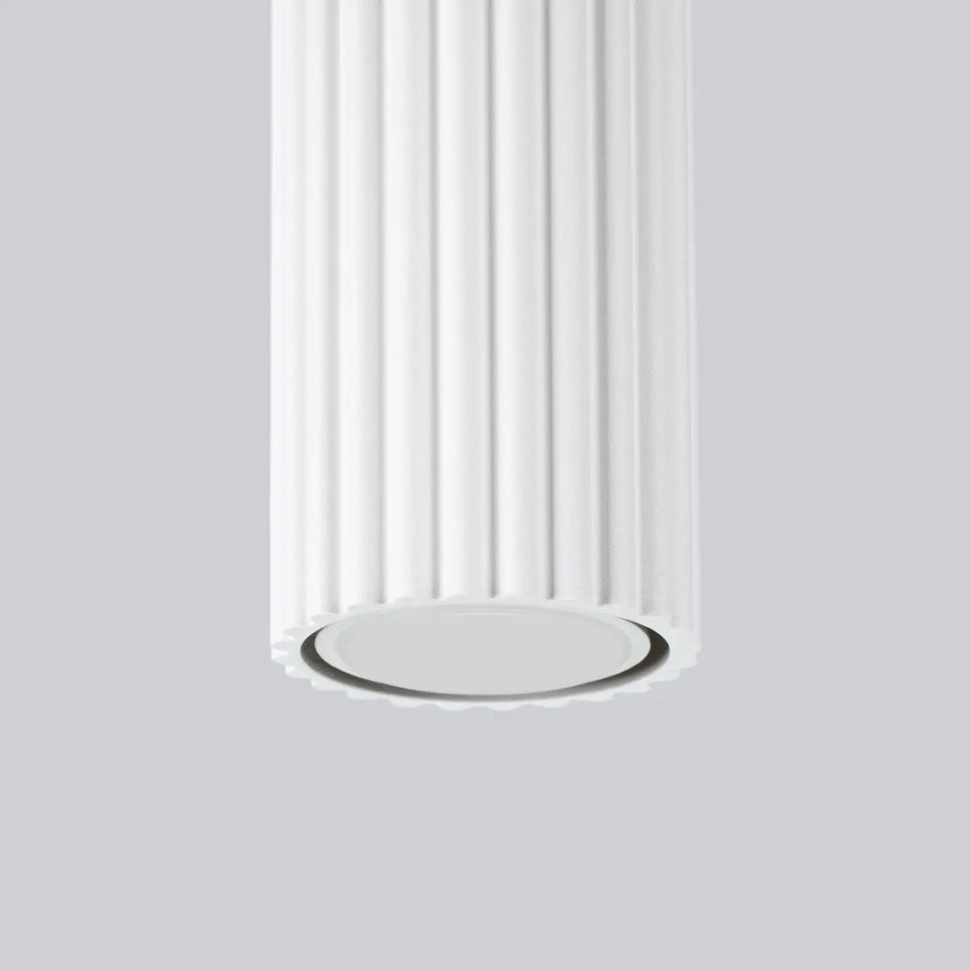 Plafonnier karbon allie élégance en blanc avec base circulaire encastrée et ampoules gu10 interchangeables