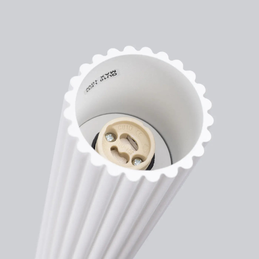 Plafonnier karbon allie avec abat-jour blanc cannelé à bord festonné et douille e27 pour ampoules gu10 interchangeables
