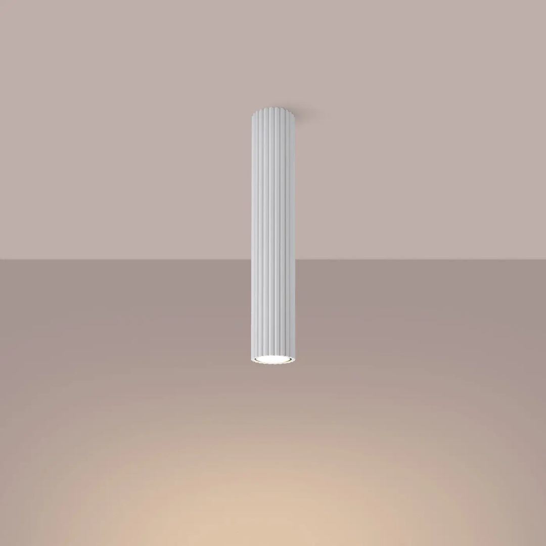 Plafonnier karbon allie blanc avec design cannelé vertical et ampoules gu10 interchangeables pour élégance chaleureuse