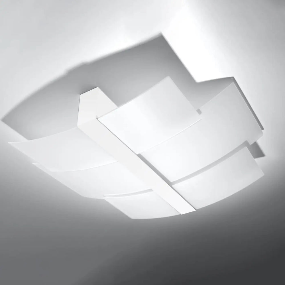 Plafonnier fonctionnel luminaire celia blanc avec design intemporel et panneaux géométriques en couches angulaires