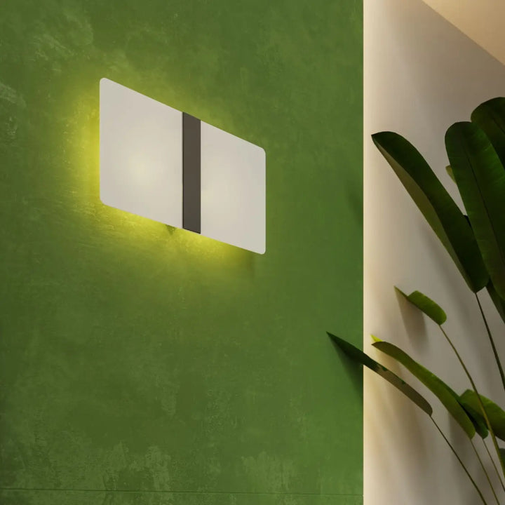 Luminaire plafonnier azalia avec verre blanc met rectangulaire et bande grise émettant une lumière chaude pour chambre à coucher