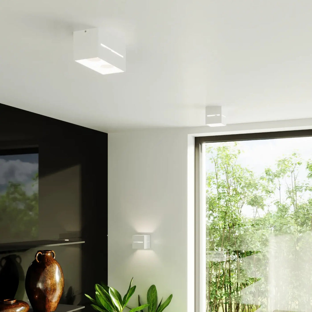 Luminaire plafonnier lobo 2 blanc avec design minimaliste et perforation linéaire pour un spectacle lumineux élégant