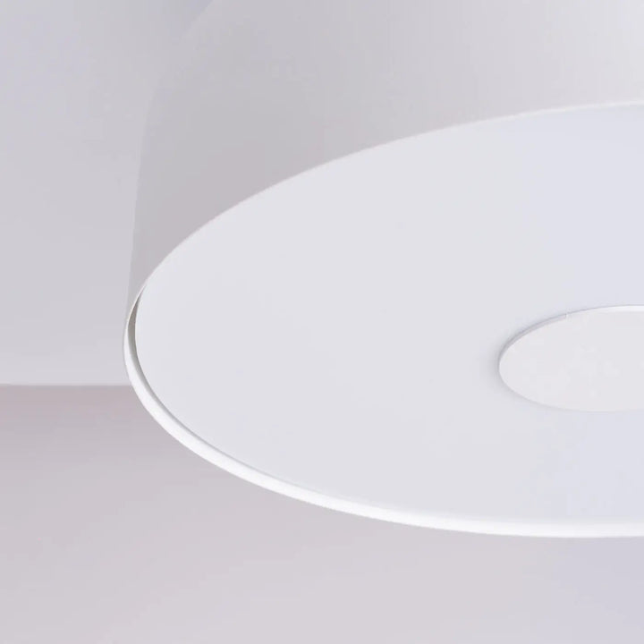 Plafonnier omiq blanc avec design exceptionnel et anneaux concentriques subtils allie simplicité et modernité