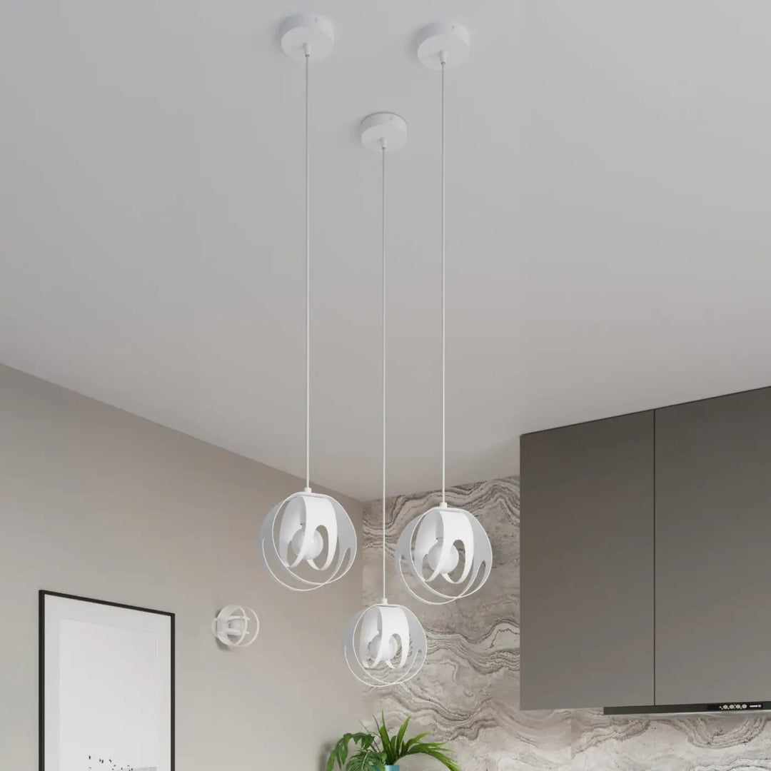 Trois lampes tulos blanches à suspension avec design sphérique en structure ouverte pour un brise d’avant-garde exceptionnelle