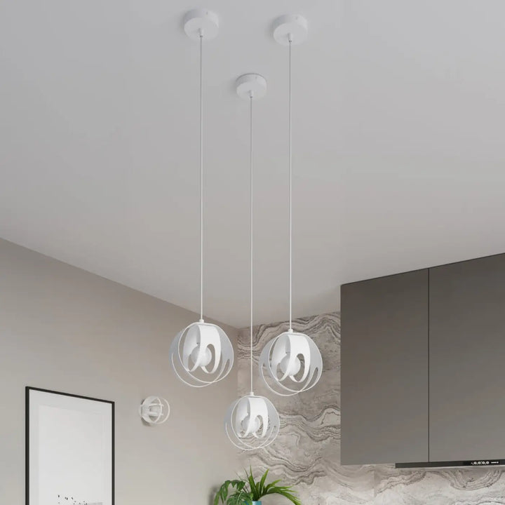 Trois lampes tulos blanches à suspension avec design sphérique en structure ouverte pour un brise d’avant-garde exceptionnelle