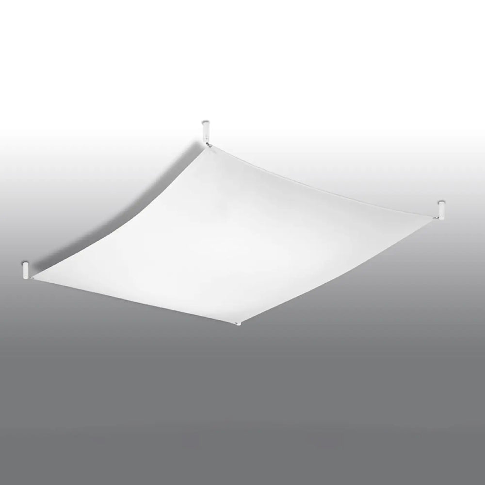 Plafonnier luna 3 blanc avec canopée triangulaire en tissu suspendue par quatre supports pour éclairage minimaliste plus facile