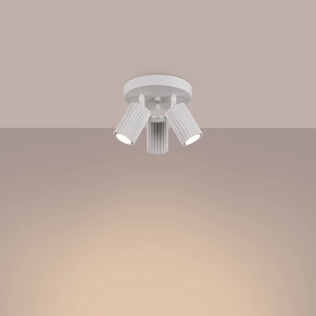 Plafonnier karbon allie blanc avec trois lampes orientables à ampoules gu10 interchangeables design minimaliste