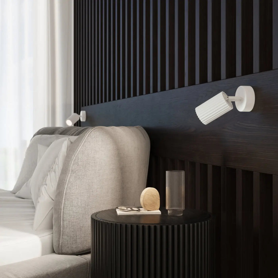 Plafonnier karbon allie design minimaliste avec lampe blanche à tête cylindrique rainurée et ampoules gu10 interchangeables