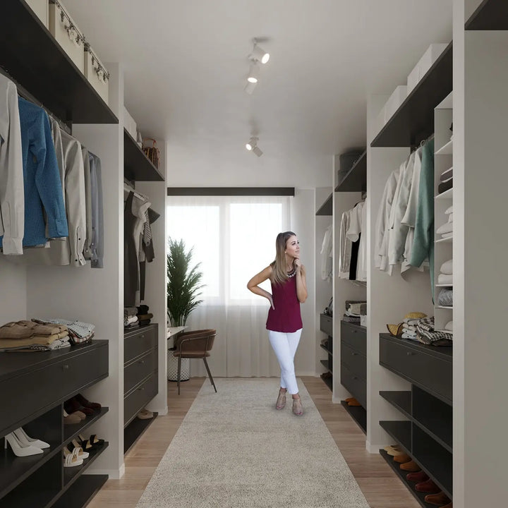 Une femme en haut sans manches maroon et pantalon blanc dans un placard moderne sous un plafonnier lemmi 3 blanc à module led pour une lumière conviviale