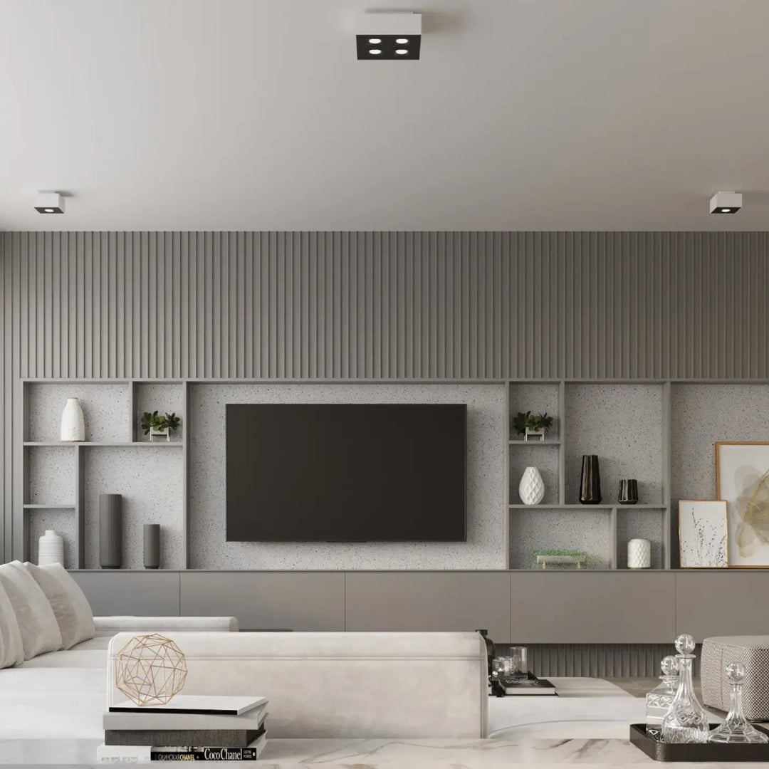 Mur moderne en bois vertical gris avec étagères intégrées et télévision centrale sous plafonnier moderne blanc mono 3 avec spot allongé et sources lumineuses