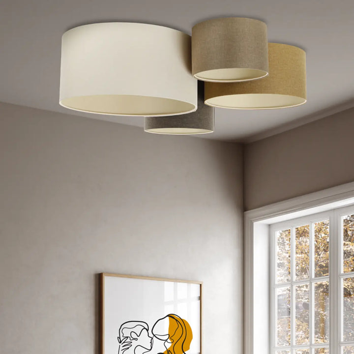 Luminaire plafonnier moderne avec trois abat-jours cylindriques en tissu naturel crème beige et caramel