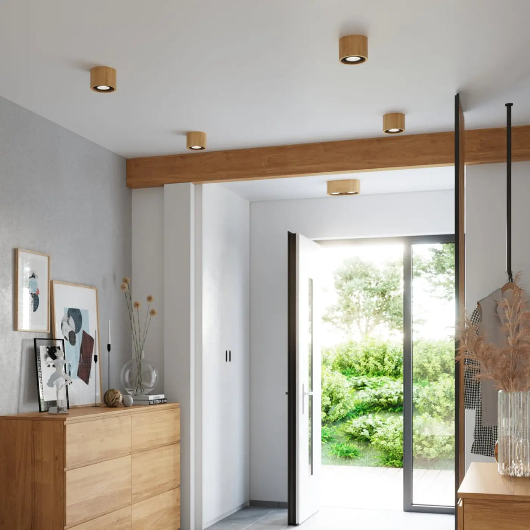 Quatre luminaires plafonnier basic cylindriques en bois natural avec leds encastrées pour sentez mieux