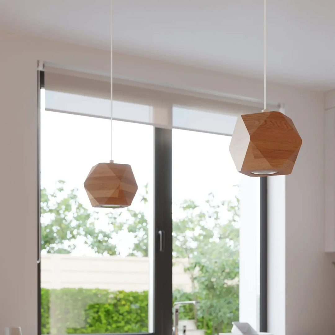 Deux suspensions géométriques lampe woody en bois naturel facetté s intégreront parfaitement dans un style loft