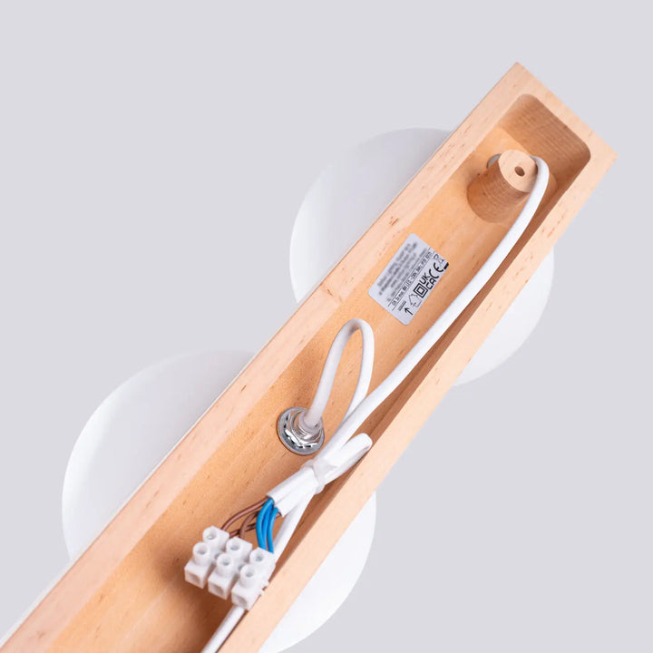 Applique plafonnier bulbo 3 en bois naturel avec forme minimaliste et blanche sphères pour une combinaison naturelle