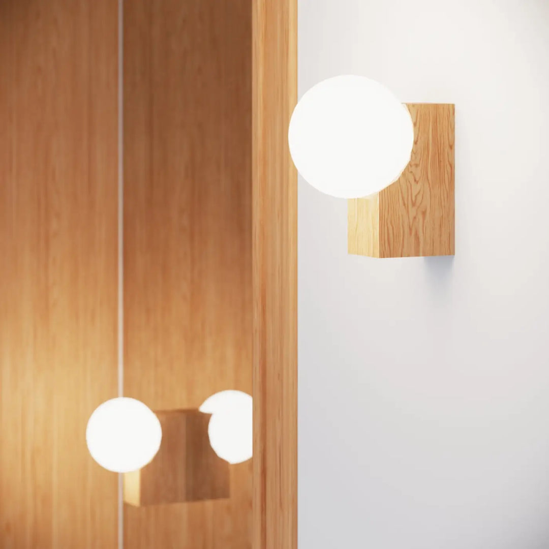 Plafonnier bulbo avec globe en verre dépoli blanc sur base en bois naturel en forme minimaliste pour combinaison naturelle