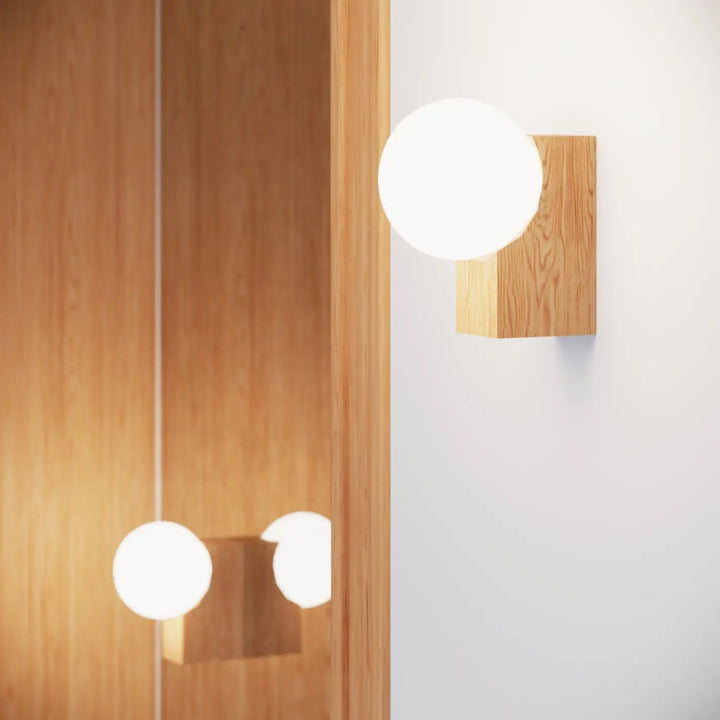 Plafonnier bulbo avec globe en verre dépoli blanc sur base en bois naturel en forme minimaliste pour combinaison naturelle