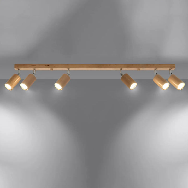 Luminaire plafonnier berg 6 en bois naturel avec cinq abat-jours berg cylindriques en forme simple sur barre en bois