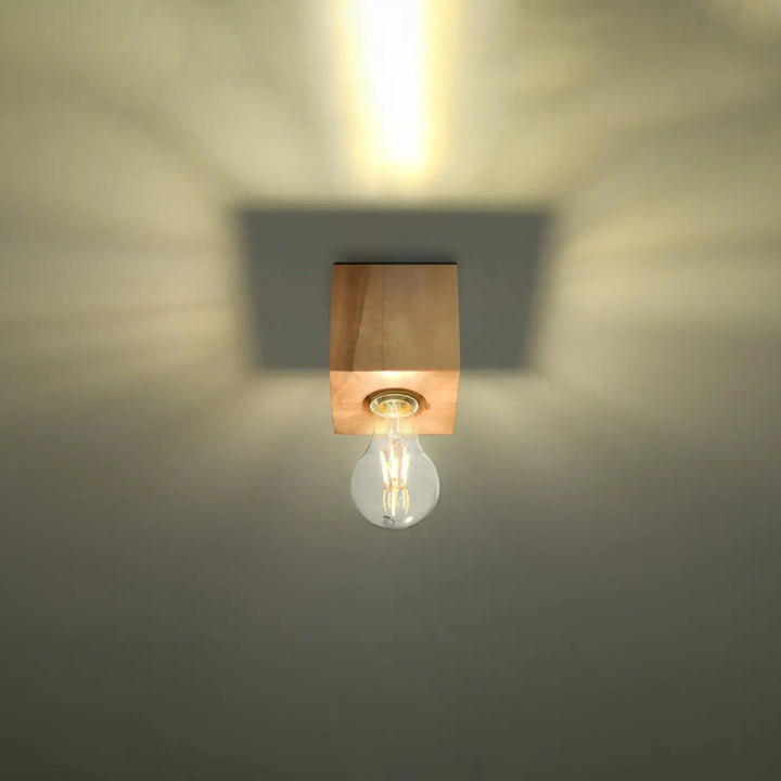 Luminaire plafonnier bois ariz carré à ton chaud avec ampoule style edison pour un plafond ariz sentez mieux