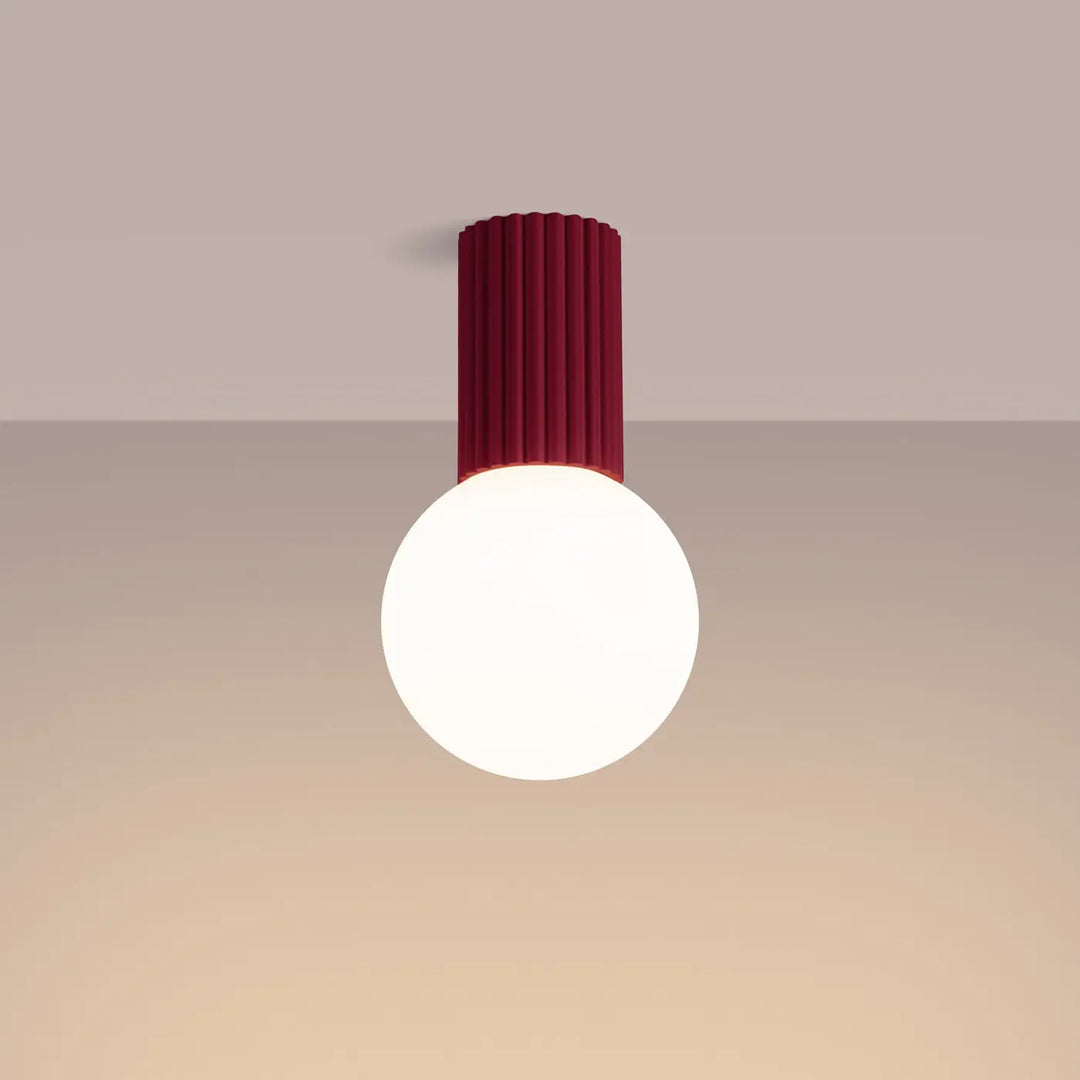 Luminaire plafonnier halo bordeaux avec base cylindrique rouge mate cannelée et sphère laiteuse pour bureau décorative