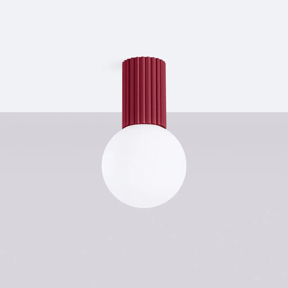 Luminaire plafonnier halo bordeaux avec tige cylindrique cannelée rouge mat et sphère laiteuse pour bureau décorative