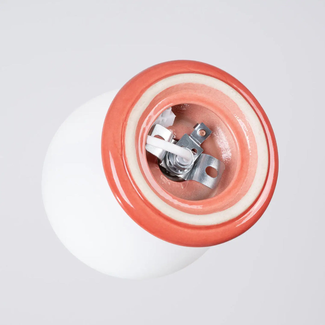 Base de lampe zori en céramique avec bord corail brillant et contacts métalliques pour belle décoration et qualités esthétiques
