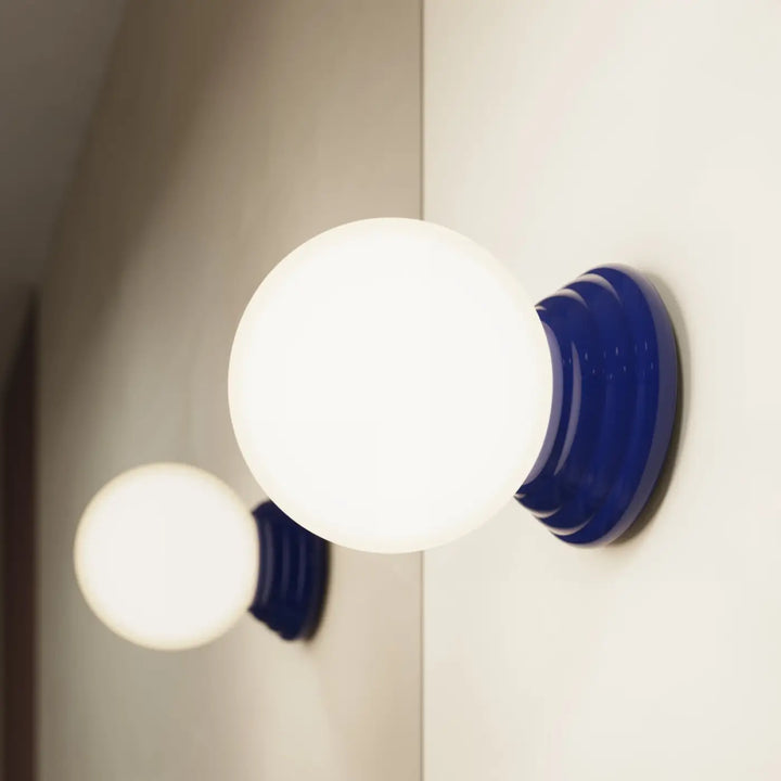 Luminaire plafonnier zori bleu sphérique avec globe en verre dépoli offrant de belles décorations et qualités esthétiques