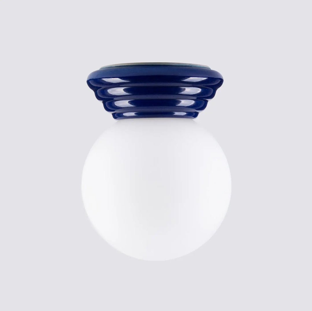 Luminaire plafonnier lampe zori en globe sphérique verre blanc avec base céramique bleue ultramarine belle décoration