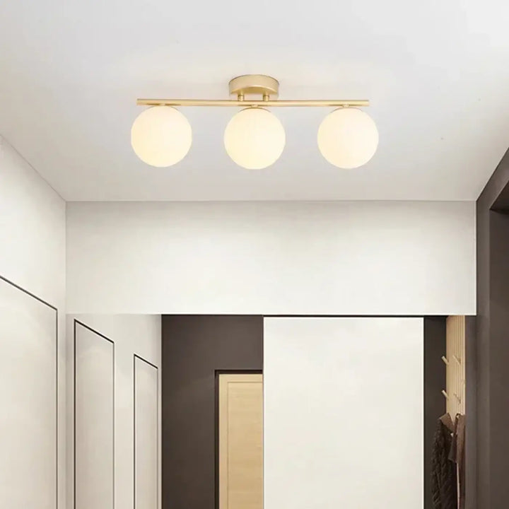 Luminaire plafonnier moderne en boules blanches avec support doré