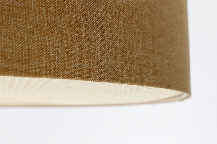 Luminaire plafonnier boho elegant brun avec abat-jour en lin beige texturé et doublure intérieure blanc cassé doux