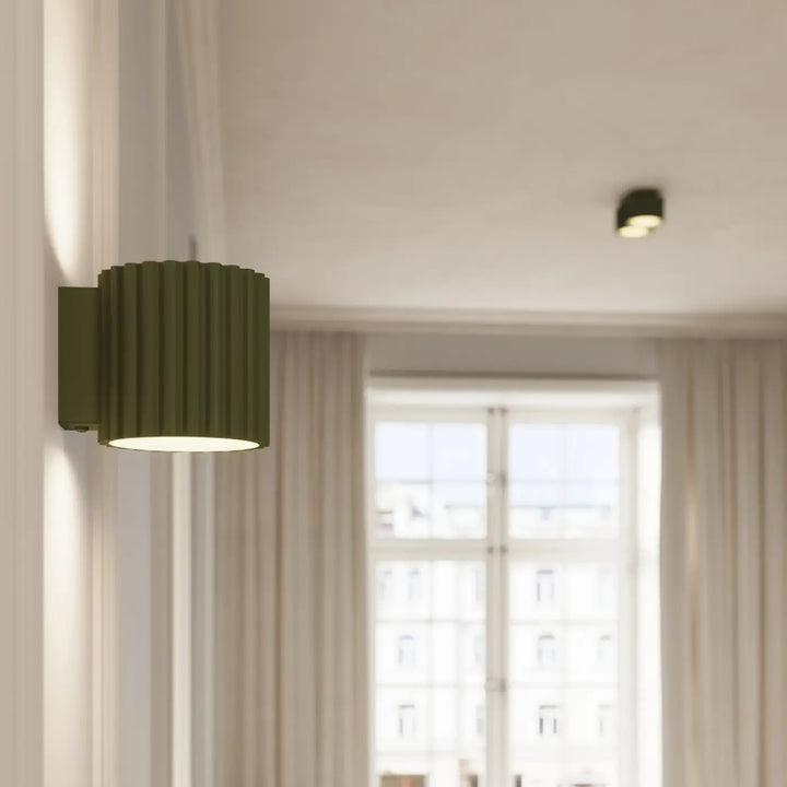 Luminaire Plafonnier vert olive allumée, vue rapprochée