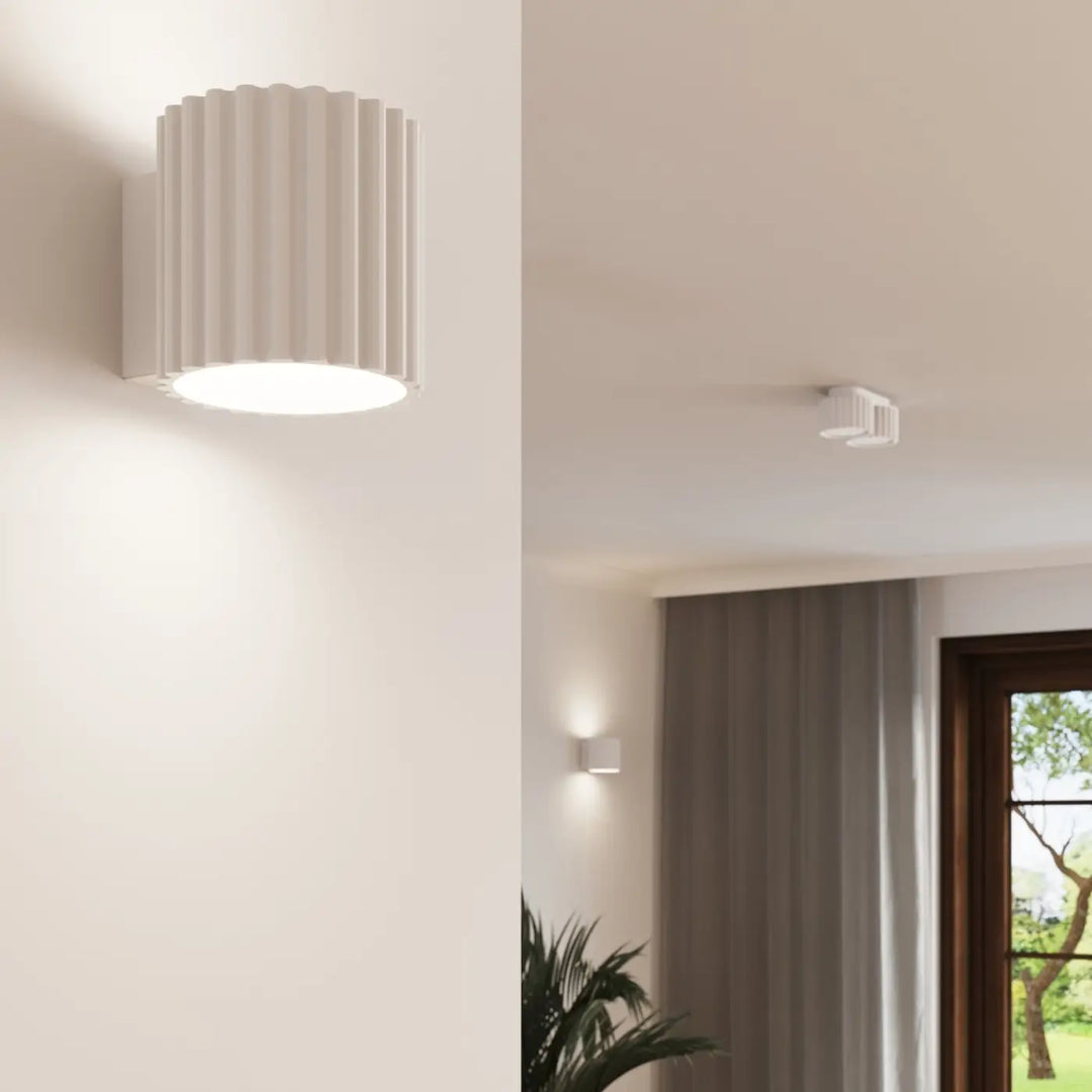 Luminaire Plafonnier blanc allumée, vue rapprochée