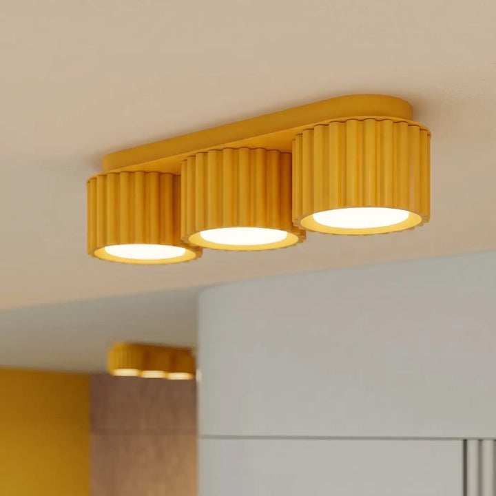 Luminaire Plafonnier jaune allumée, vue rapprochée