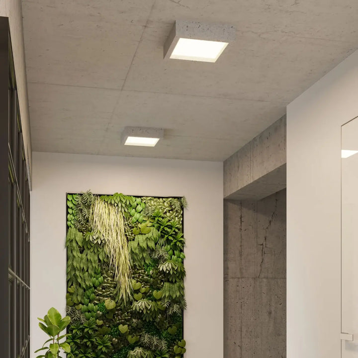 Luminaire plafonnier rincé carré en béton moderne avec finition blanche mate et panneau led intégré pour aménagements industriels et atmosphère harmonieuse