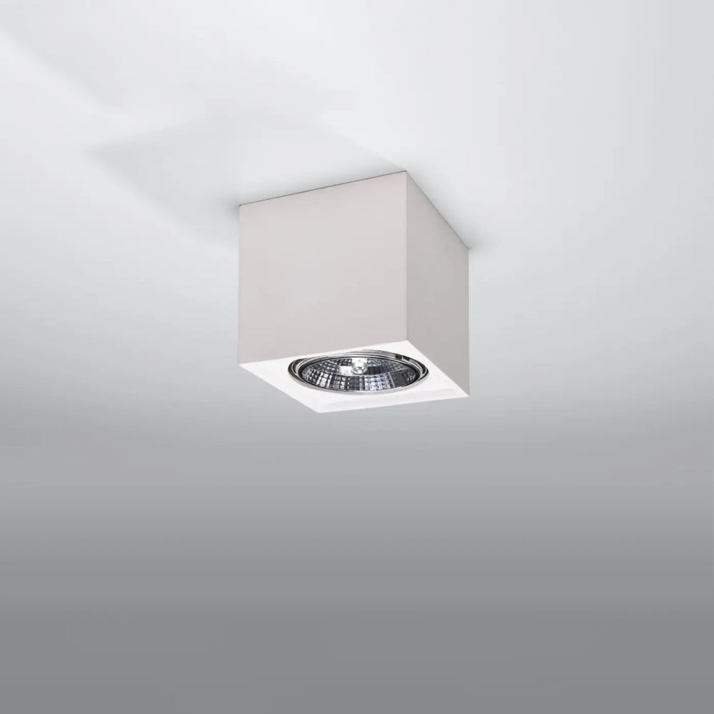Plafonnier seida carré blanc en céramique avec réflecteur métallique pour créer une atmosphère unique