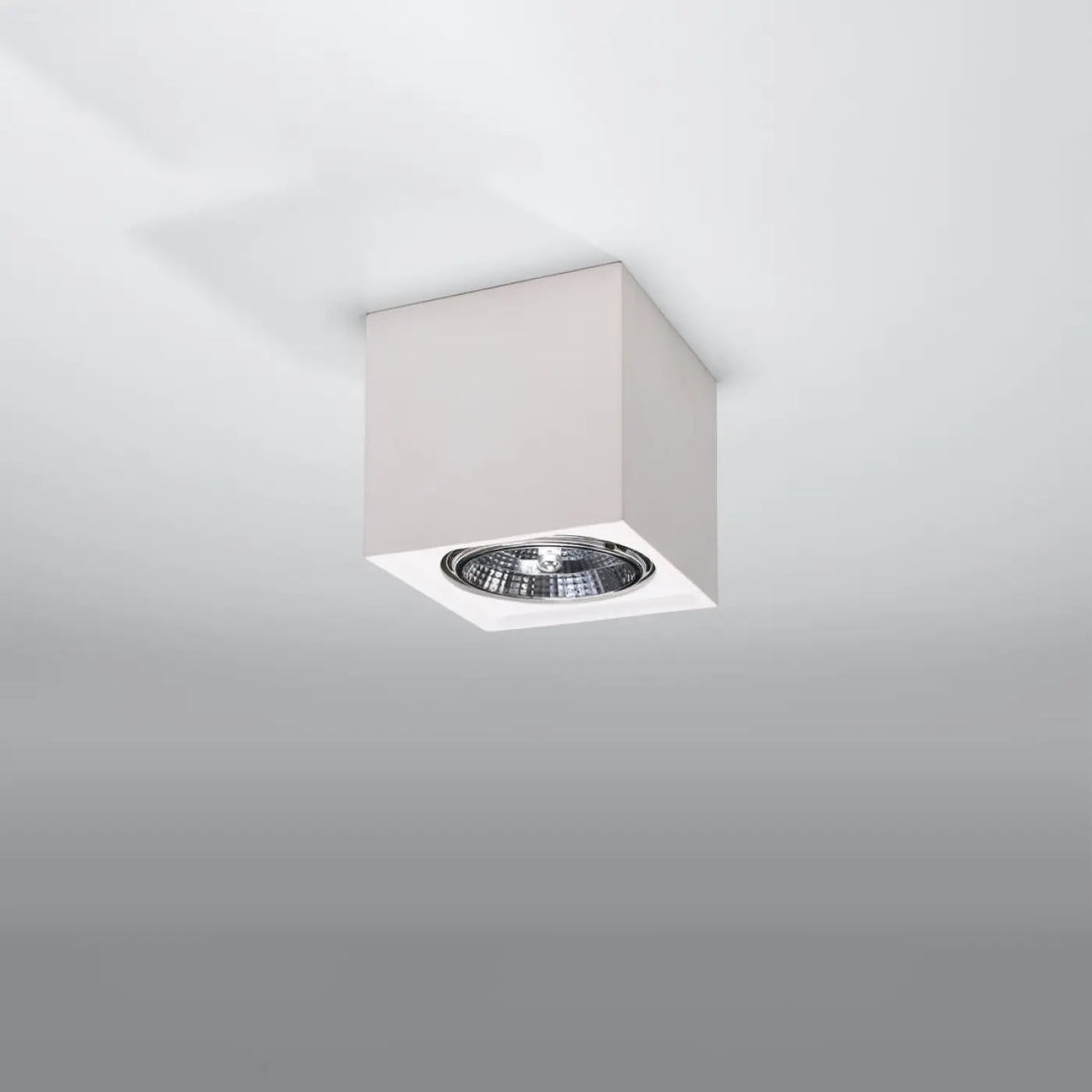 Plafonnier seida carré blanc en céramique avec réflecteur métallique pour créer une atmosphère unique