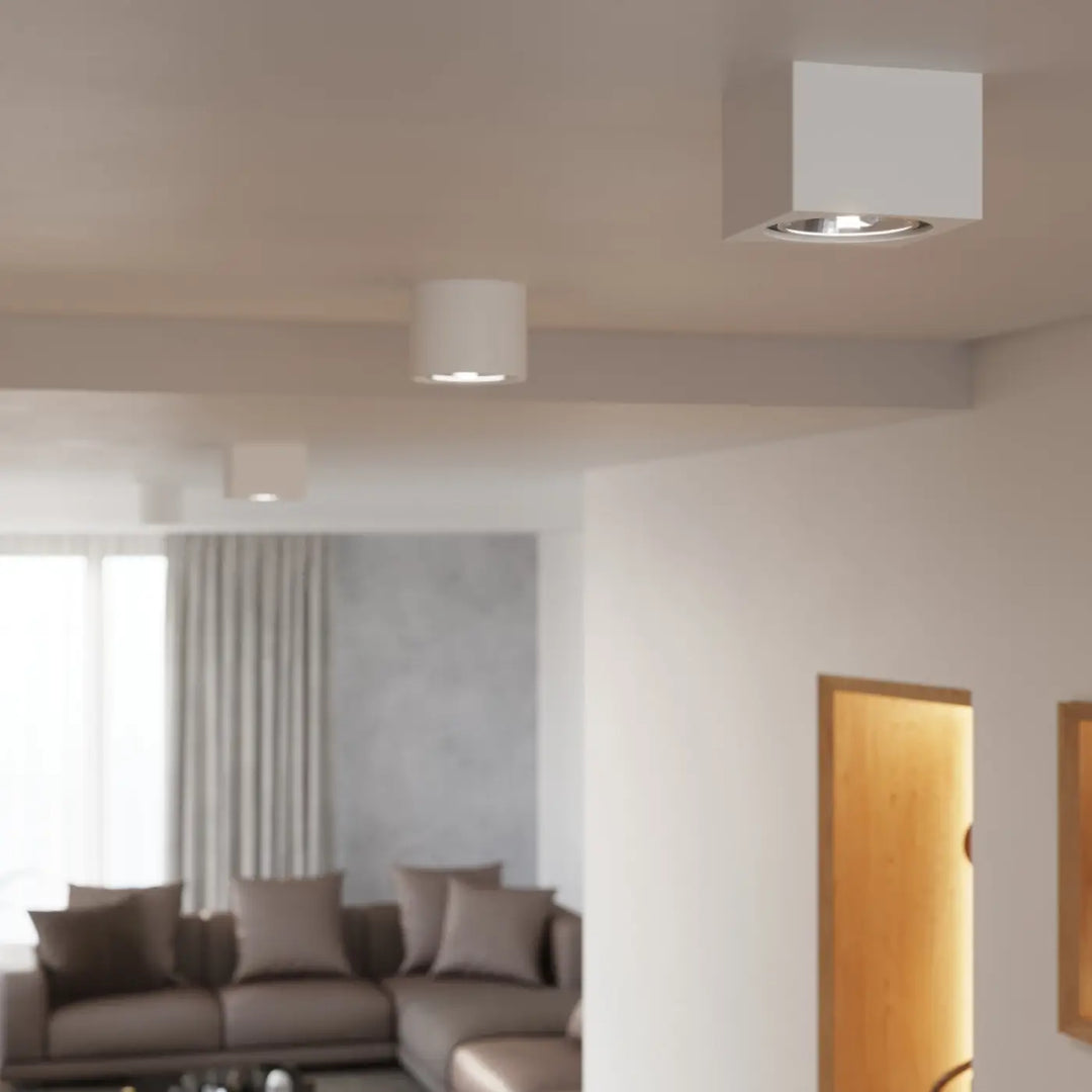 Plafonnier seida carré blanc encastré avec bord métallique circulaire en céramique seida pour atmosphère unique