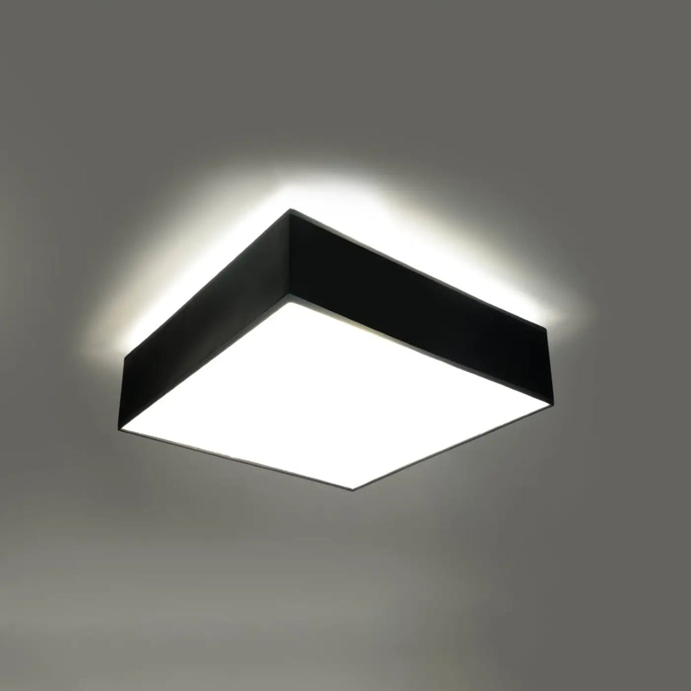 Luminaire plafonnier noir allumé, vue rapprochée