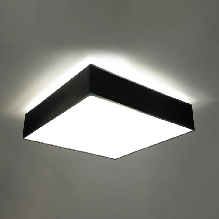 Luminaire plafonnier noir allumé, vue rapprochée