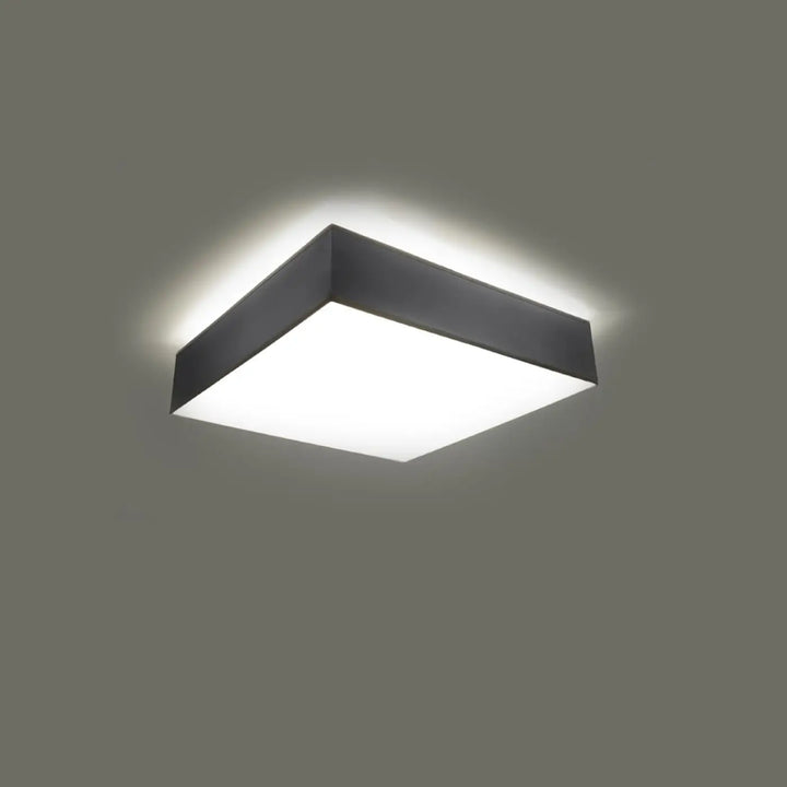 Luminaire plafonnier gris allumé, vue rapprochée