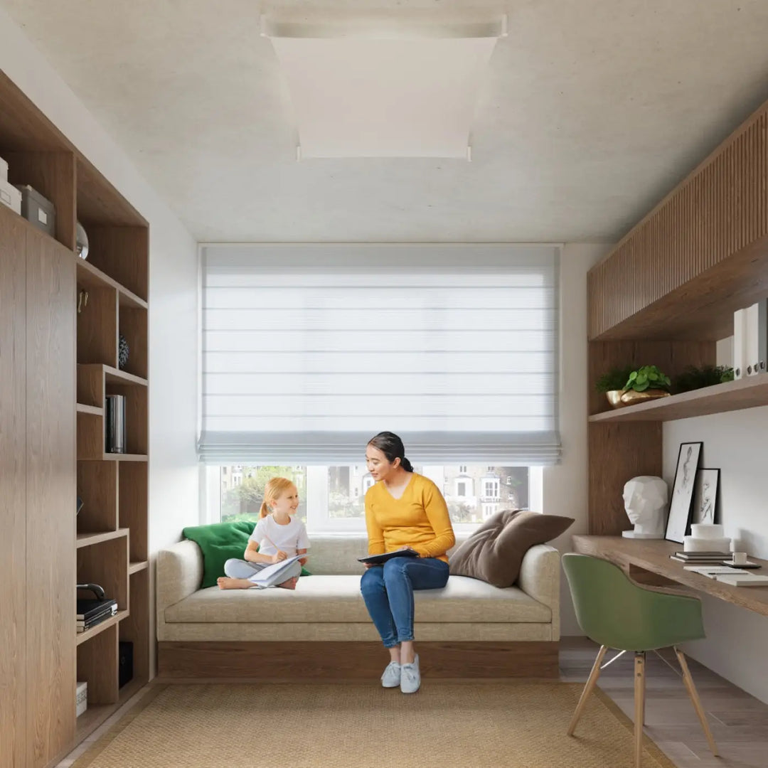 Plafonnier luna blanc installé dans une pièce minimaliste avec éclairage minimaliste et stores horizontaux blancs