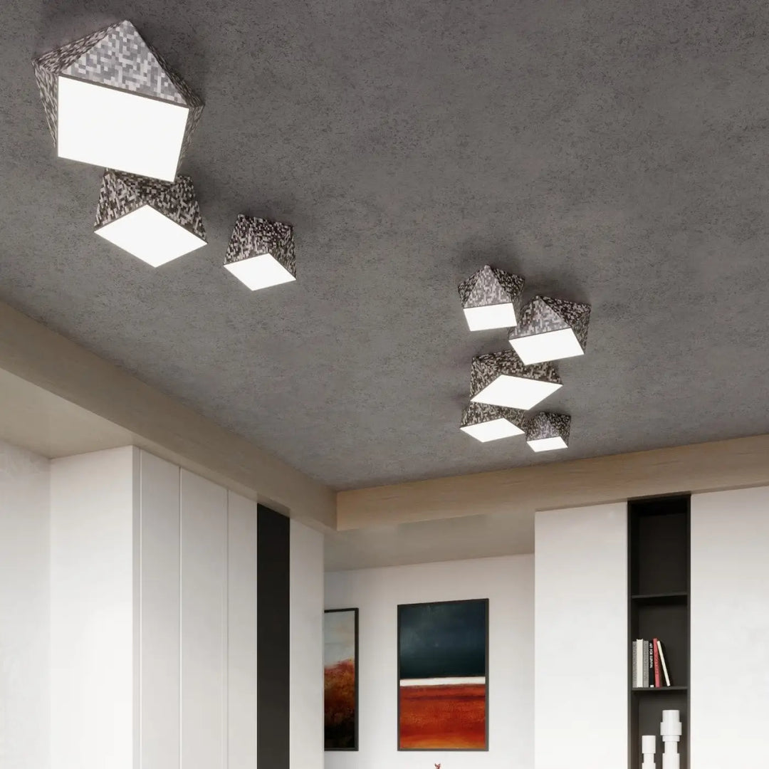 Plafonnier hexa 45 argent avec lumière géométrique moderne et motif mosaïque noir et blanc sur extérieur facetté