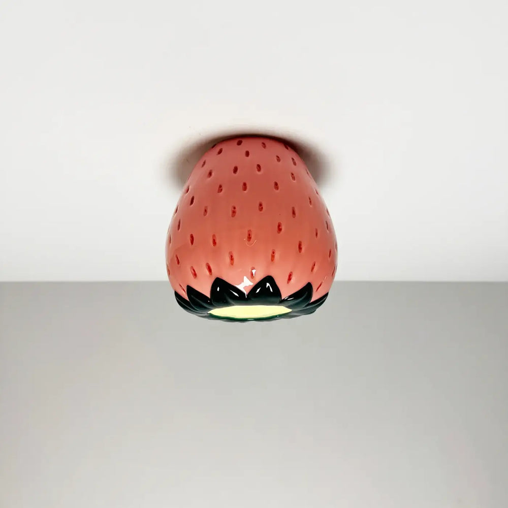 Luminaire plafonnier cosy en céramique rose brillant en forme de fraise avec feuilles noires et base lumineuse jaune