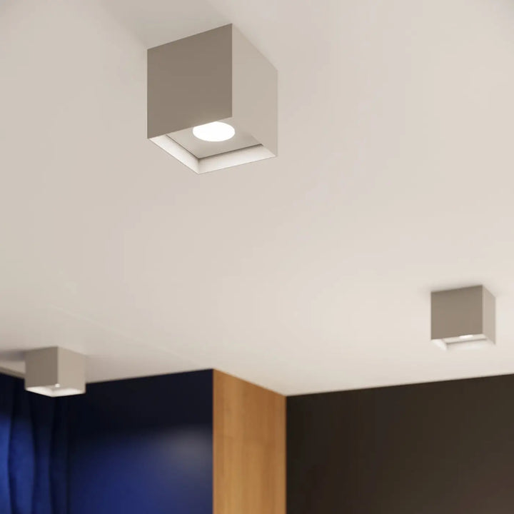 Luminaire plafonnier hati gris avec lampe encastrée circulaire au design industriel et finition métallique facile à installer