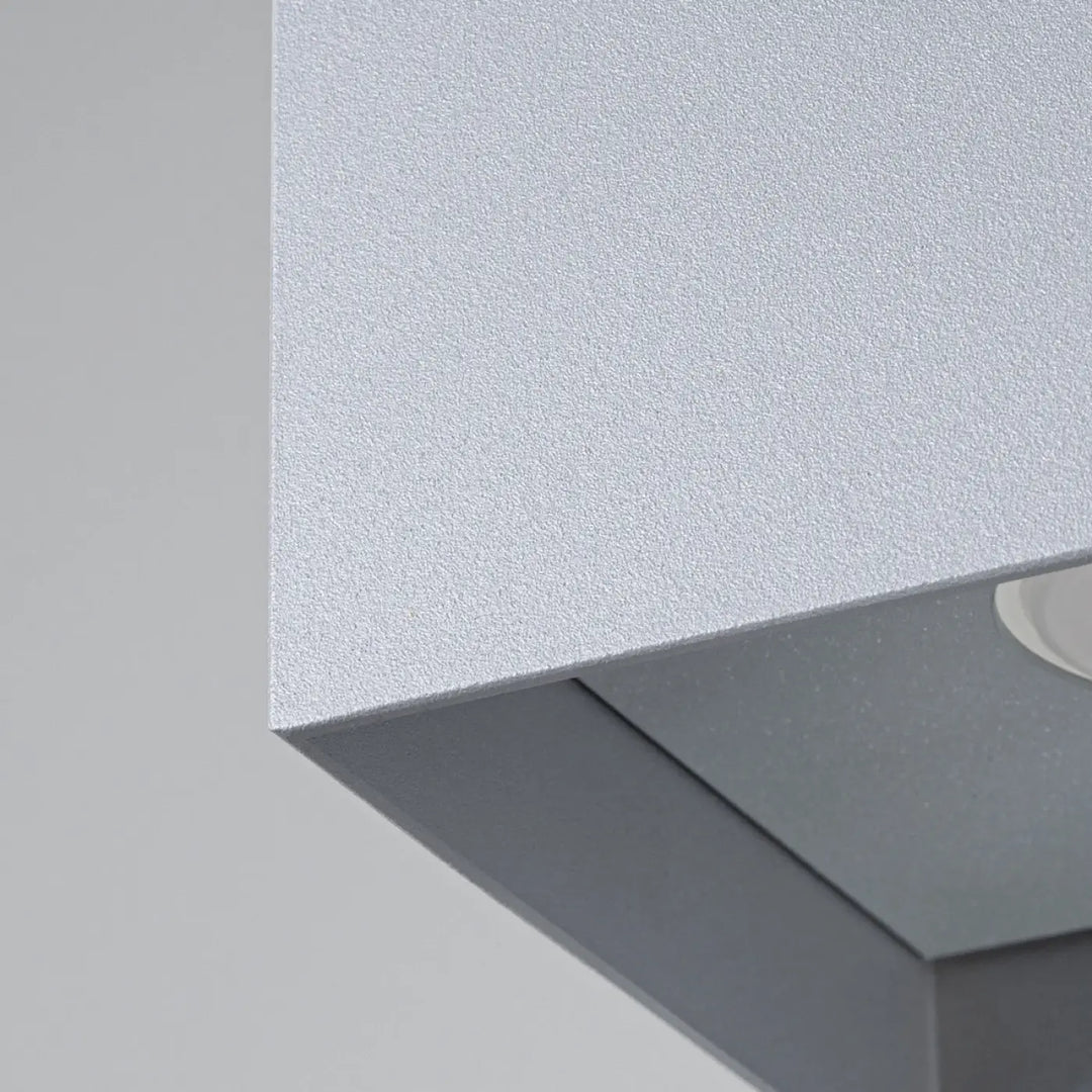 Luminaire plafonnier hati gris avec finition mate et texture argentée conçu pour un style industriel facile à installer