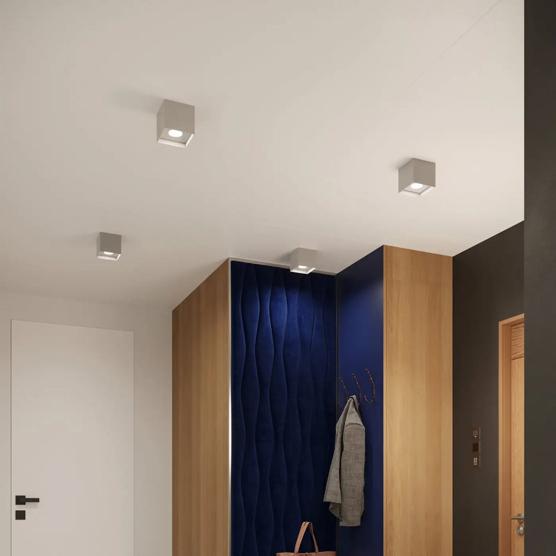 Luminaire plafonnier HATI gris avec spots carrés métalliques modernes pour un éclairage industriel facile