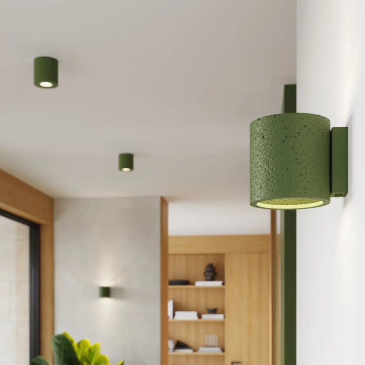 Applique murale plafonnier orbis vert olive en béton texturé avec support métallique design contemporain